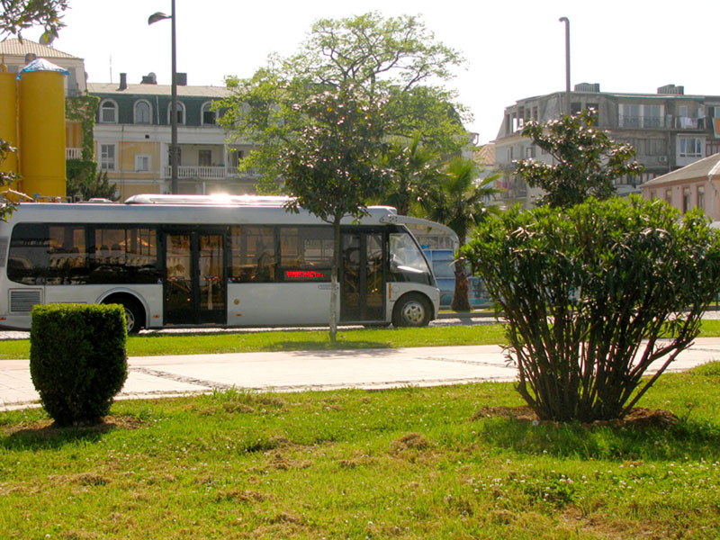 Сірий автобус громадського транспорту. Батумі