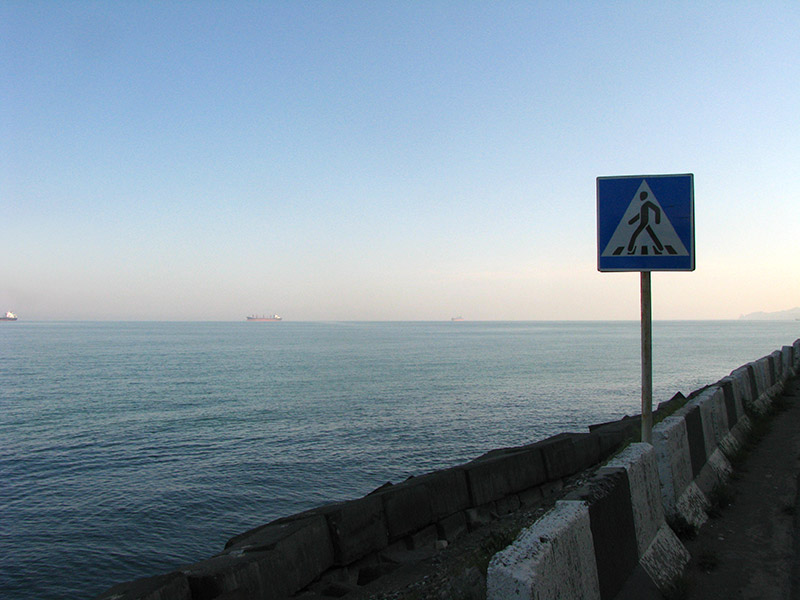 Знак «Пішохідний перехід» на самому березі моря. Махінджаурі