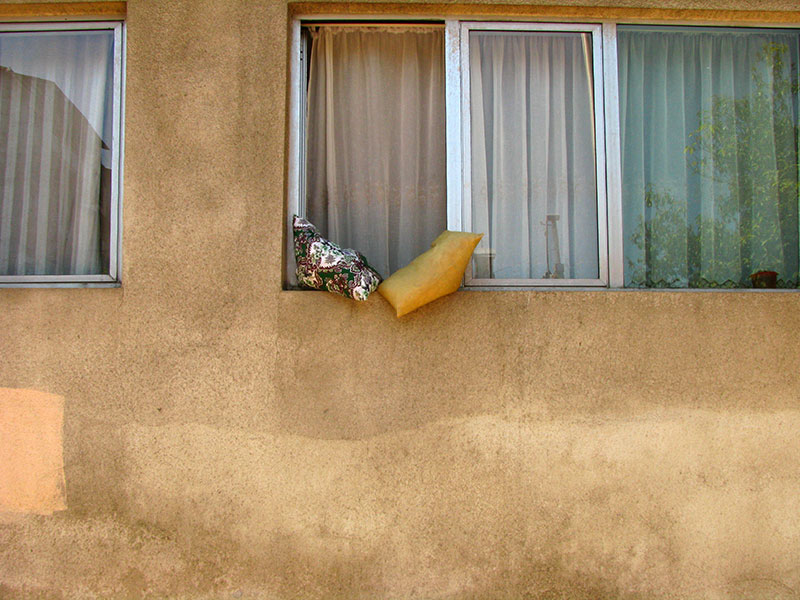 Подушки для локтей в откритом окне. Батумі
