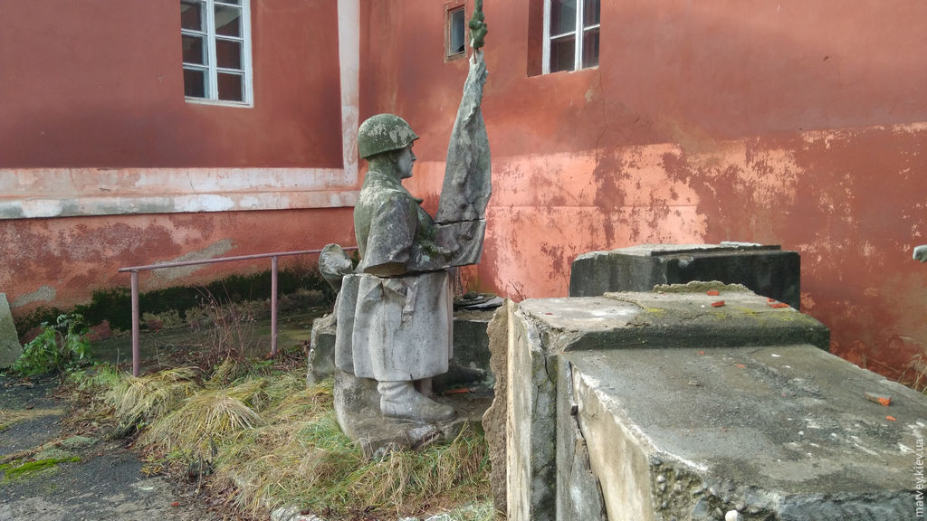 Советская скульптура «солдат» без торса. Берегово