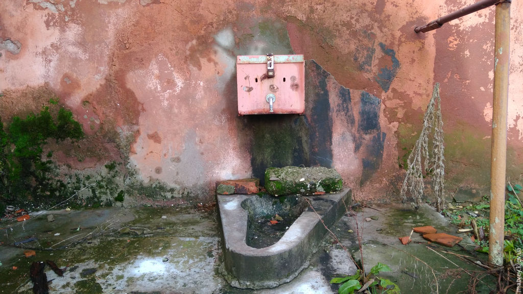 Кран с водой в стене музея. Берегово