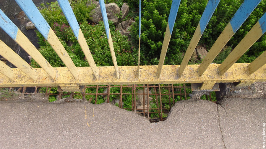 Дырка в асфальте тротуара на мосту через Рось. Виднеется арматура. Богуслав