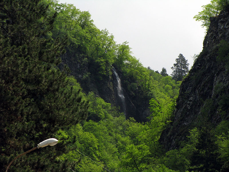 Водопад падает с гор в ущелье Боржомского парка