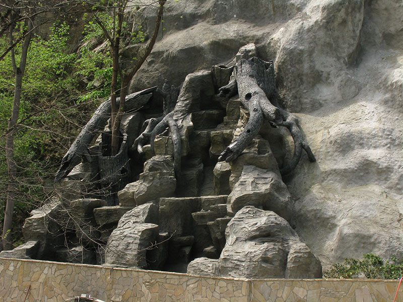 Скульптурная композиция на склоне горы