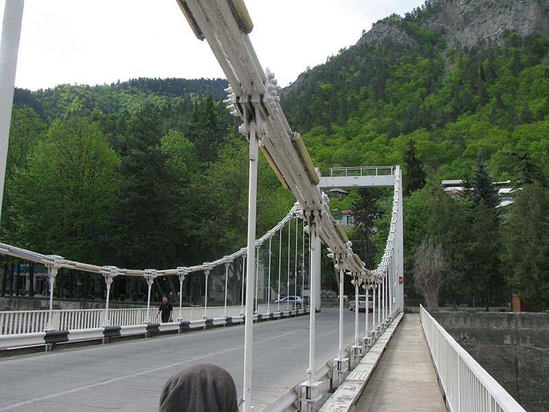 Подвесной автомобильный мост над Курой