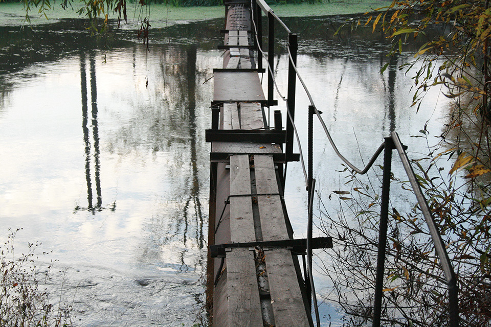 мостик по трубе над каналом 