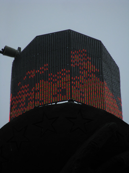 Красные и оранжевые светодиоды электронного вечного огня на холме Славы в Черкассах