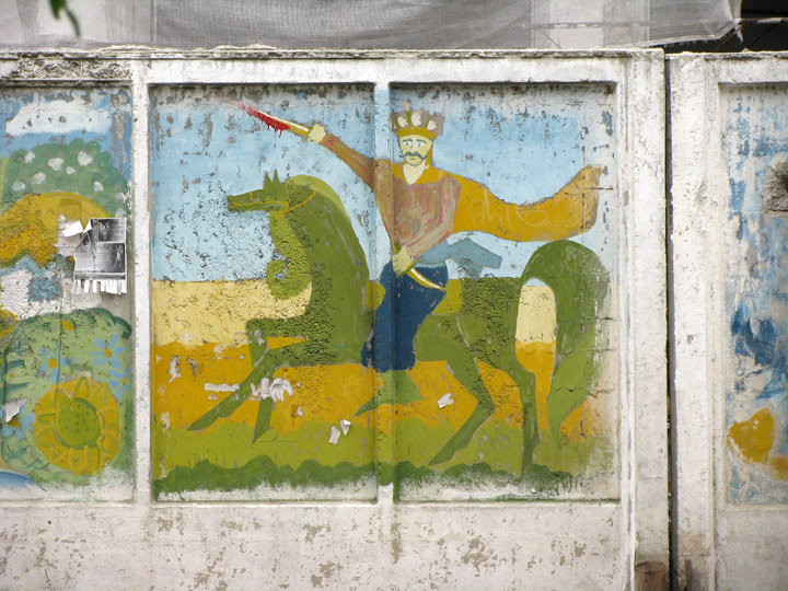 Отаман или гетьман на зеленом коне. Рисунок на заборе стройки в Черкассах