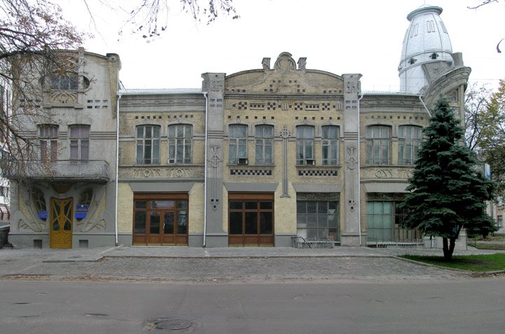 Старое здание по ул. Крещатик 251 в Черкассах