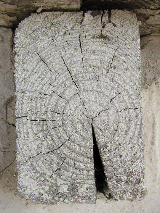 Трещины и возрастные кольца на деревянном бруске опхожи на антенну. В колокольне Троицкого монастыря в Чернигове.