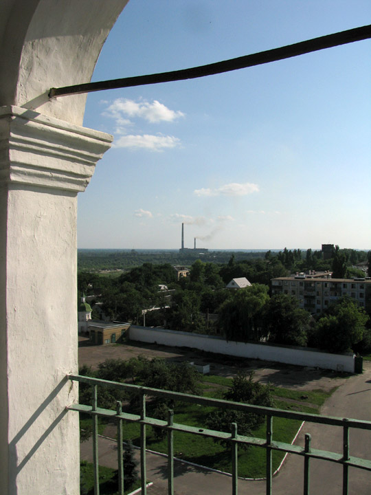 Вид на ТЭЦ из окна колокольни Троицкого монастыря в Чернигове
