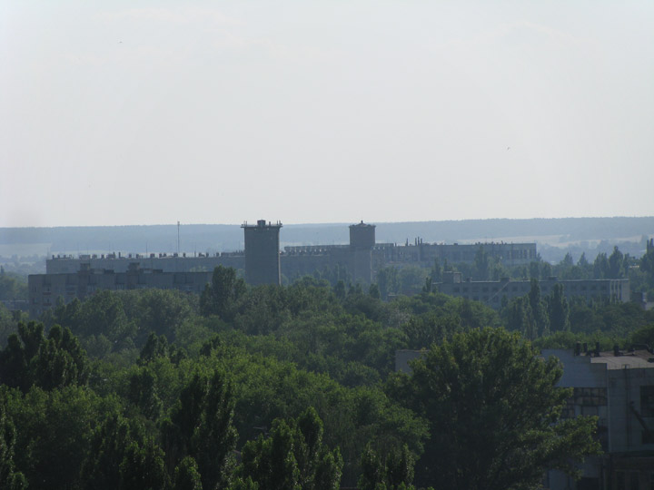 Крыши и напорные башни Чексила и/или Химволокна в Чернигове. Вид с колокольни