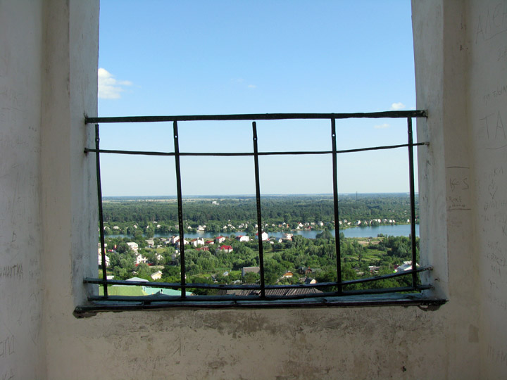Озеро «Земснаряд» сквозь окно колокольни Троицкого монастыря в Чернигове