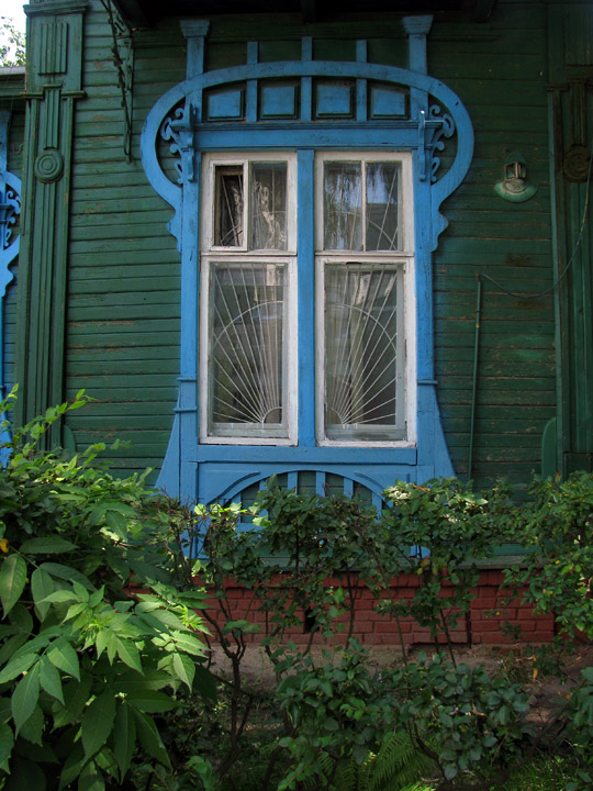 Окно деревянного домика в стиле модерн в Чернигове (кажется, здесь что-то образовательное)