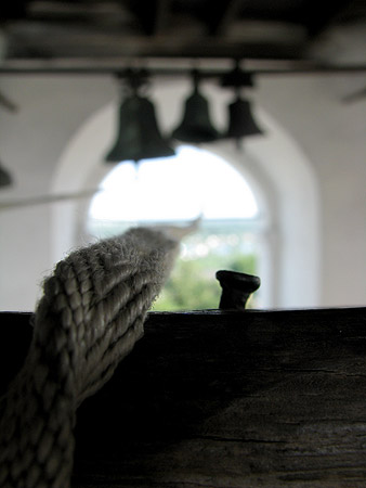 Веревка, гвоздь и три колокола в колокольне Троицкого монастыря в Чернигове