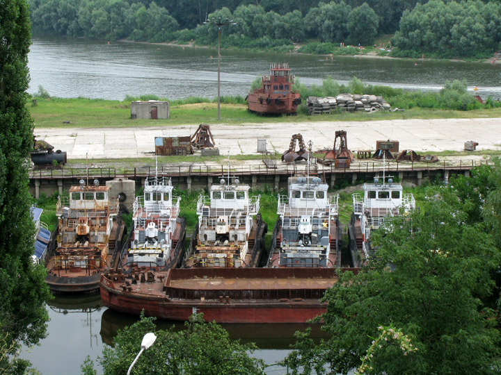 ржавые буксиры в речном порту Чернигова