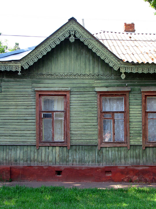 Дом с деревянной отделкой и резными наличниками в Чернигове