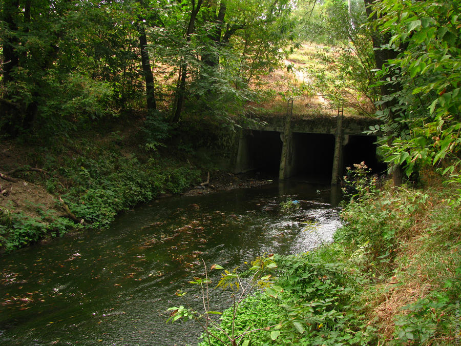 Бетонный туннель с ручьём Клокучка под дамбой. Черновцы
