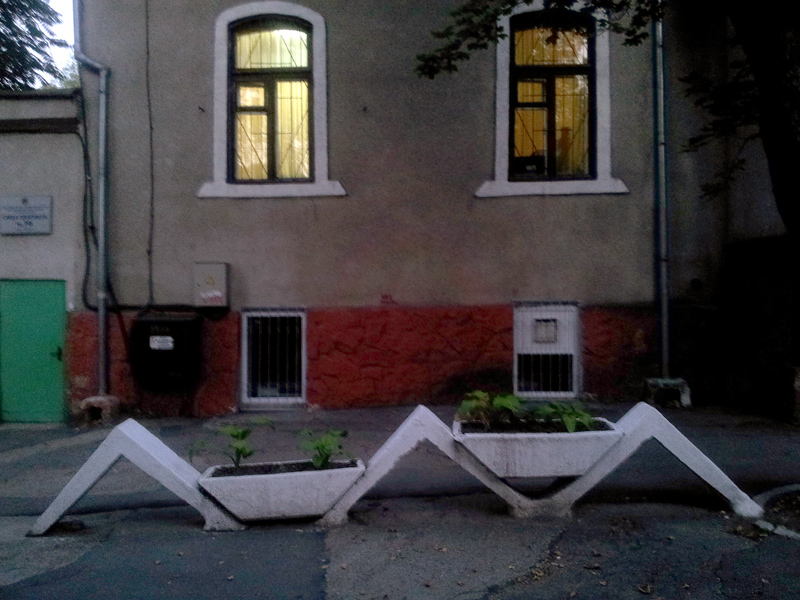 зубчатий бетонний заборчик з клумбами. Кишинів, Молдова