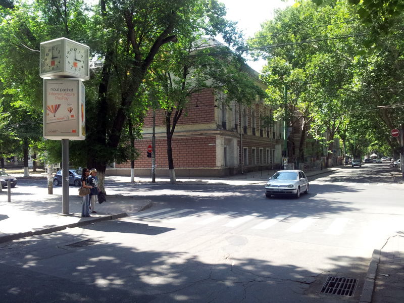 Годинник на розі вулиць 31-го серпня та Пушкіна в Кишиніві. Молдова