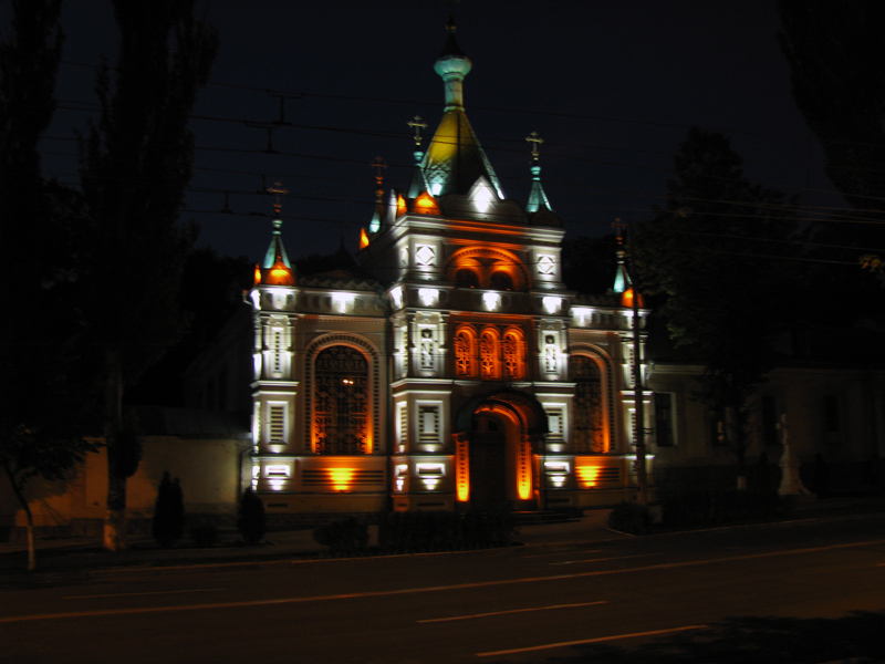 Безумная подсветка церкви св. Николая в Кишинёве