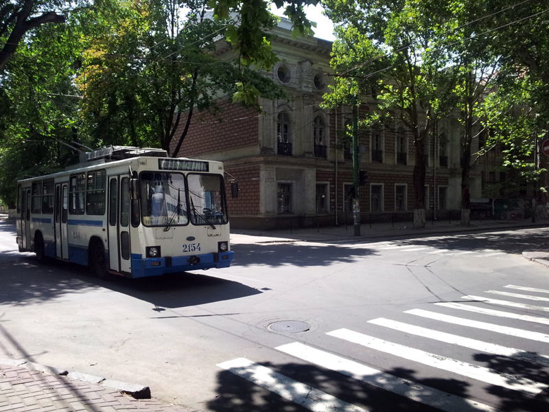 тролейбус біля художнього музею в Кишиніве. Молдова