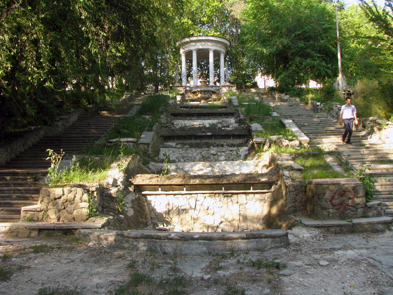 Полуразрушенная лестница с каскадным фонтаном в парке Valea Morilor