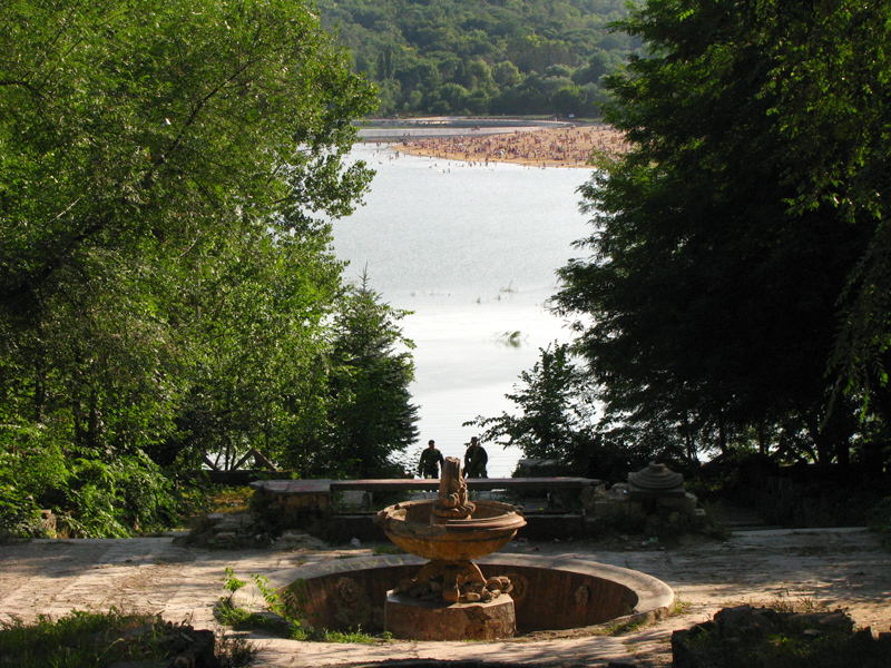 Вид на пляж та ставок Валя-Морілор зі сходів. Кишинів, Молдова
