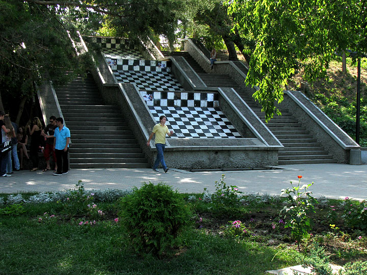 Фонтан с шахматным фоном в Симферополе.