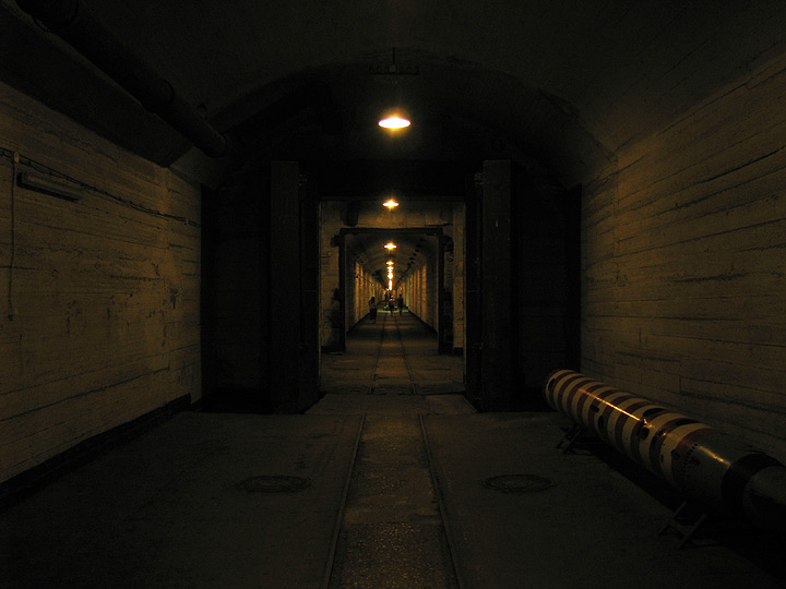 Заводская паттерна (коридор) в базе подводных лодок в Балаклаве