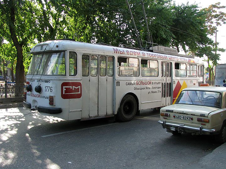 Старый троллейбус «Шкода» 9TrH29 №1776 около вокзала в Симферополе.