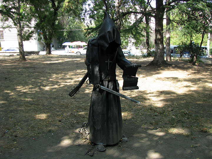 Толкинистическая скульптура в Симферополе.