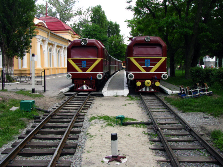 Локомотивы детской железной дороги в Днепропетровске пошожи на черепа