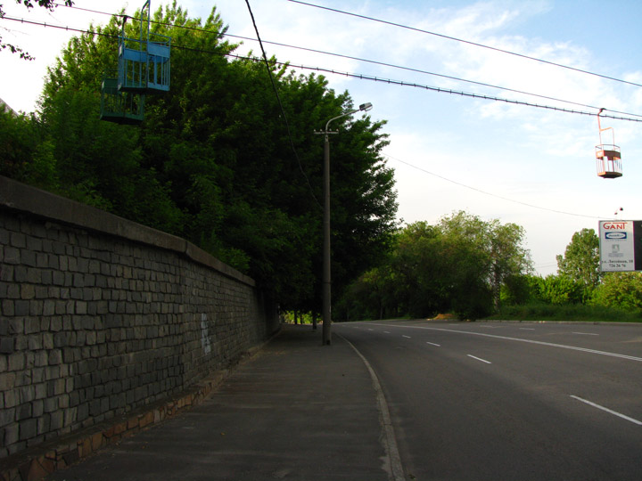 Неработающая канатная дорога над ул. Стрелковой дивизии в Днепропетровске