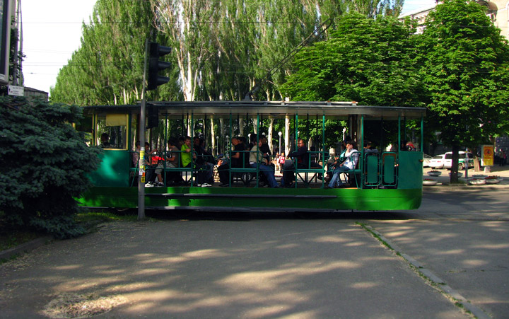 Трамвай а-ля ретро за полторы гривни на проспекте Карла Маркса в Днепропетровске