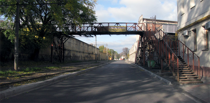 Конец пешеходного моста над улицей Краснозаводской
