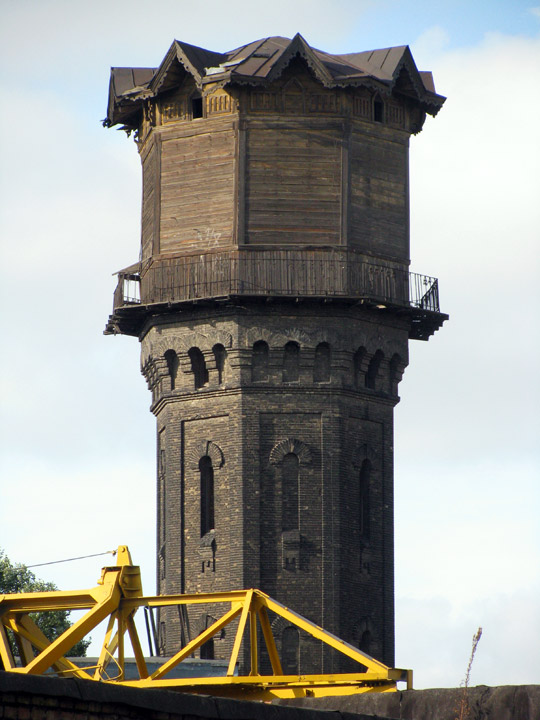 Старая водонапорная башня за вокзалом Днепропетровска