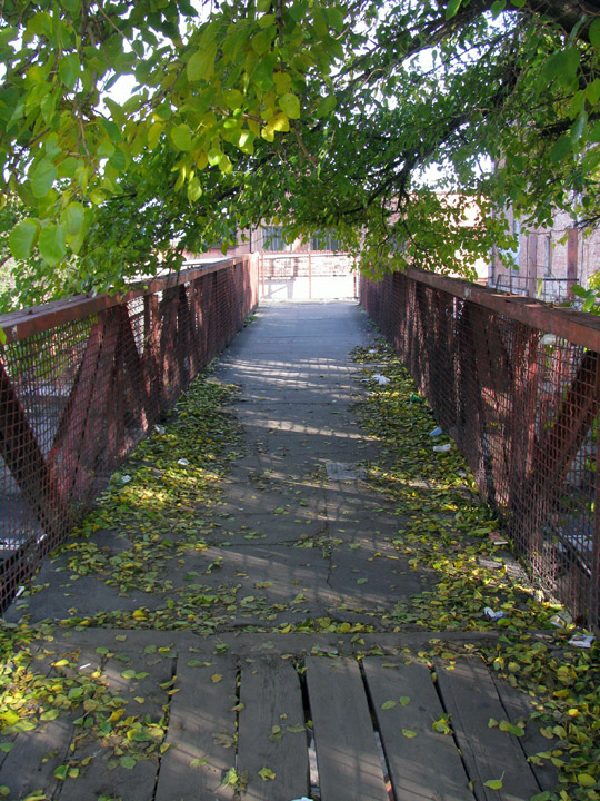 Почти конец пешеходного моста над вокзалом Днепропетровска, выход над Краснозаводской улицей