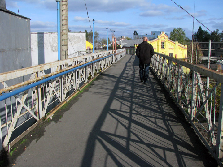 Пешеходный мост над вокзалом Днепропетровска, уже над задворками
