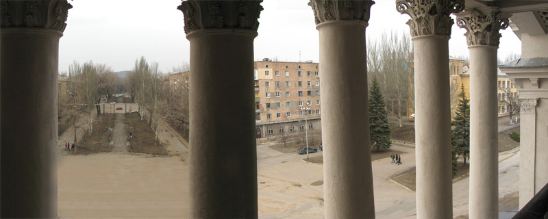 Донецк, вид на ул. Кирова и Карла Маркса из-за колонн с 4-го этажа ДК им. Франко