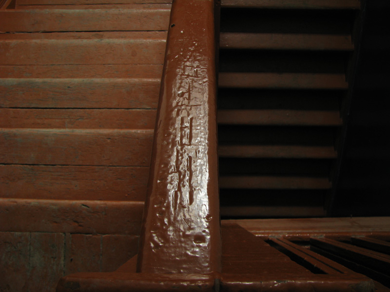 Деревянная лестница в доме в Ганзовке