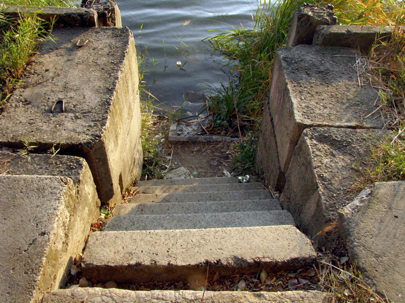 Старые ступеньки к воде первого пруда. Донецк