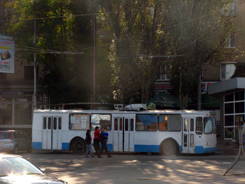 Старый троллейбус служит диспетчерской на конечной остановке. Донецк, набережная