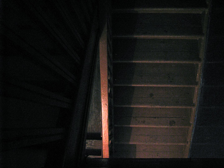Деревянная лестница в старом доме в Ганзовке