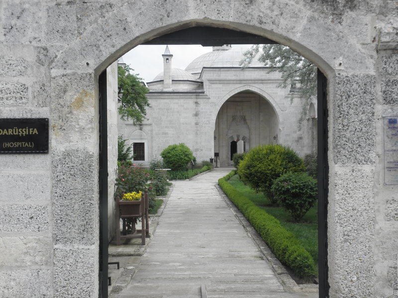 Комплекс возле мечети султана Беязита второго. Дверной проём, дорожка. Эдирне, Турция
