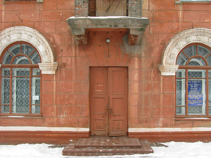 дверь дома учителя в Горловке