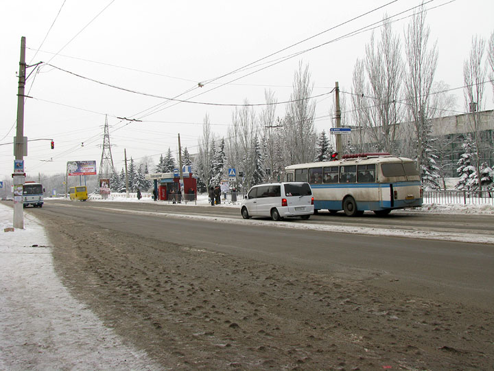 Ледяные кочки у автобусной остановки в Горловке