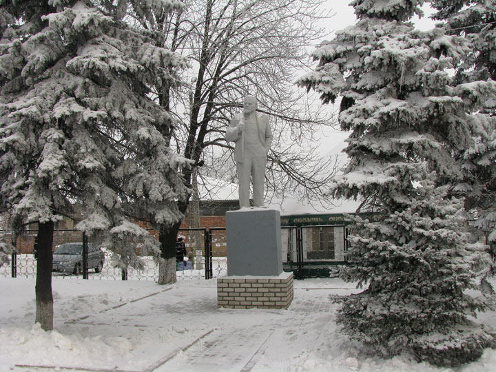 Памятник Ленину среди елок на станции Никитовка