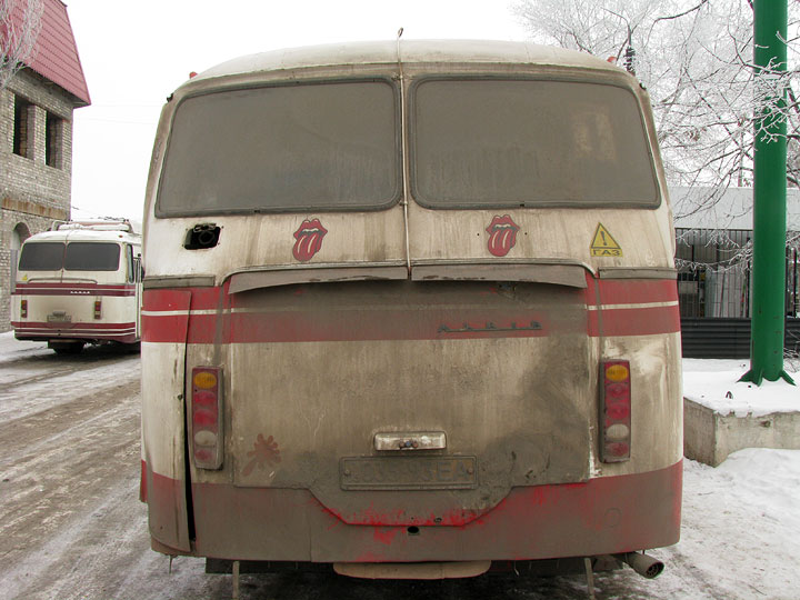Язык-логотип Роллинг Стоунз на автобусе