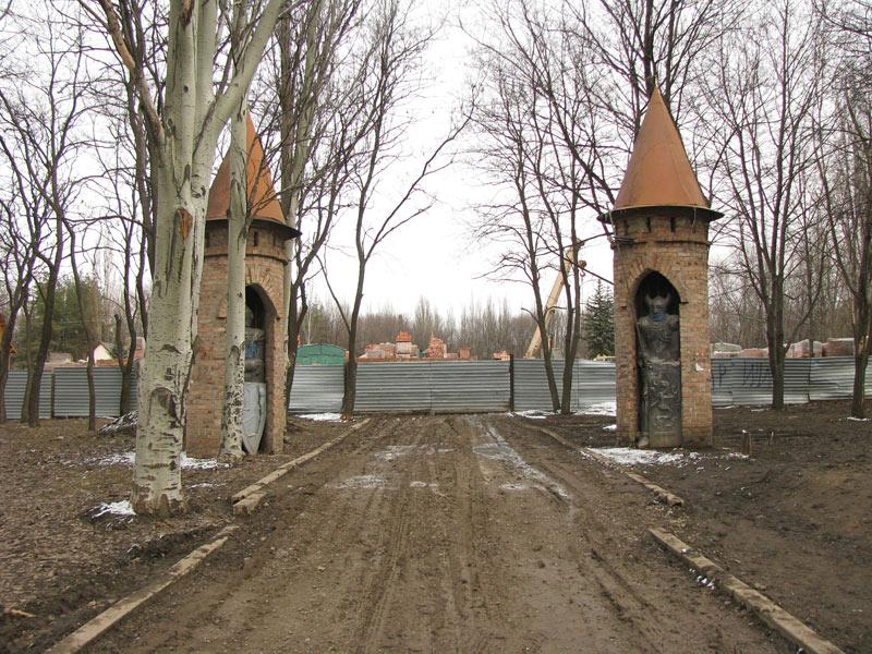 Сквер енергетиків, також відомий як дитяче містечко. башти з богатирами